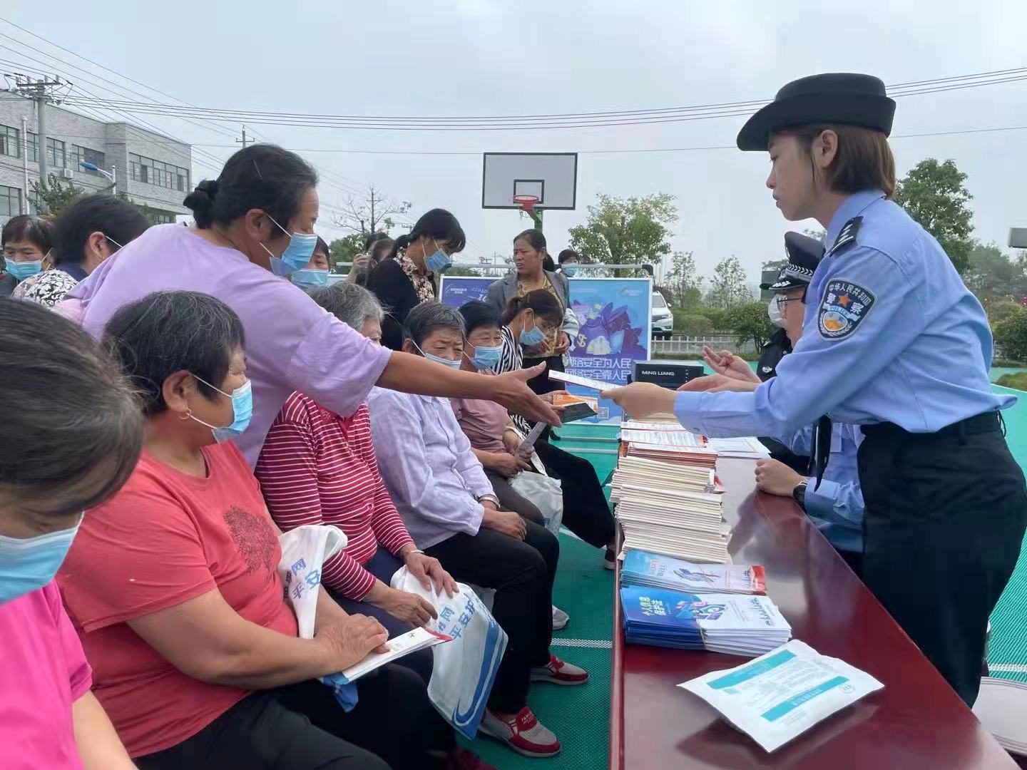 扬州市网络安全宣传周“法治日”走进甘泉街道焦巷村，提供网络技术咨询服务